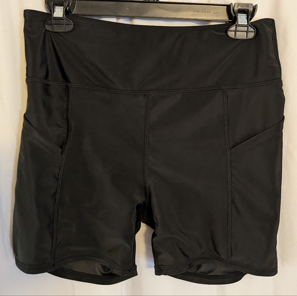 Women's Black Active Pocket Workout Shorts Sz. L